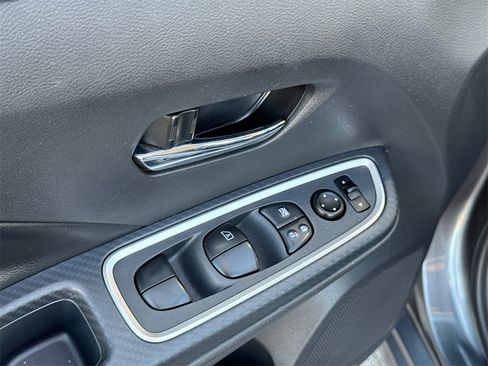 Used 2020 Nissan Versa SR image 24