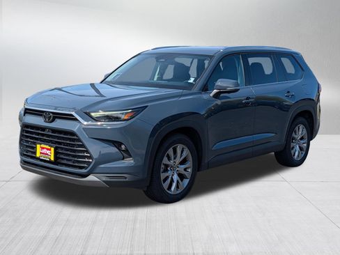 Used 2024 Toyota Grand Highlander AWD image 3