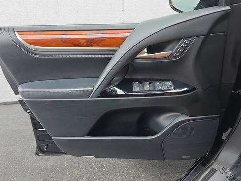 Used 2019 Lexus LX 570 4WD w/ Luxury Package image 29