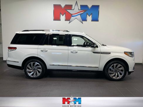 Used 2023 Lincoln Navigator Reserve image 1