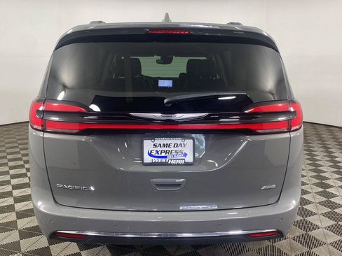 Used 2021 Chrysler Pacifica Touring-L w/ Uconnect Theater Family Group AWD/4WD image 8