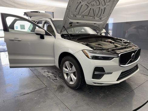 Used 2022 Volvo XC60 B5 Momentum image 13