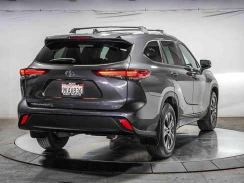 Certified 2023 Toyota Highlander XLE FWD image 4