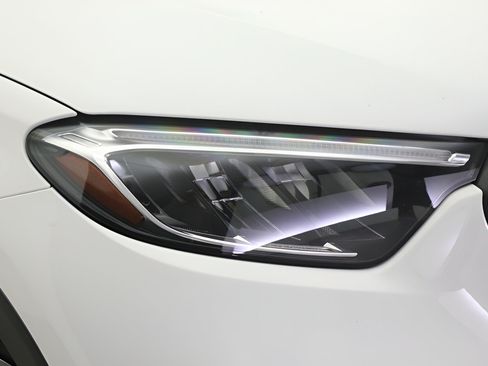 Used 2025 Mercedes-Benz GLC 350e 4MATIC image 25