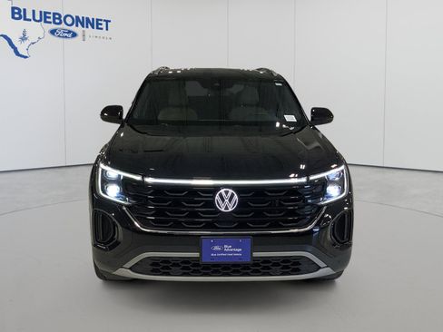 Used 2024 Volkswagen Atlas Cross Sport SE w/ Panoramic Sunroof Package FWD image 2