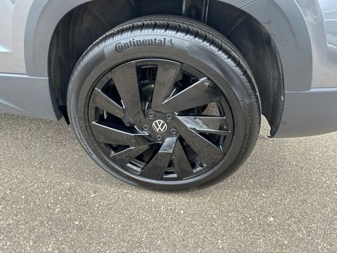 Used 2023 Volkswagen Taos SE w/ Panoramic Sunroof Package AWD/4WD image 8