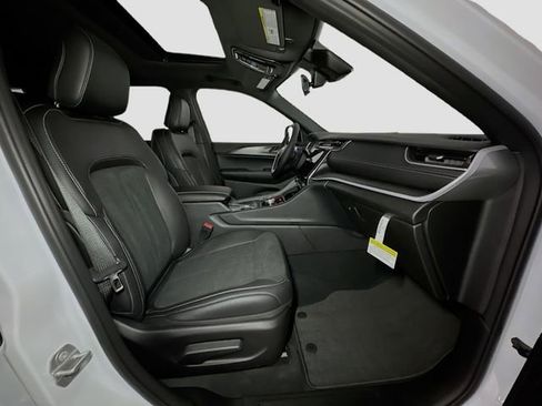 New 2025 Jeep Grand Cherokee L Altitude image 33