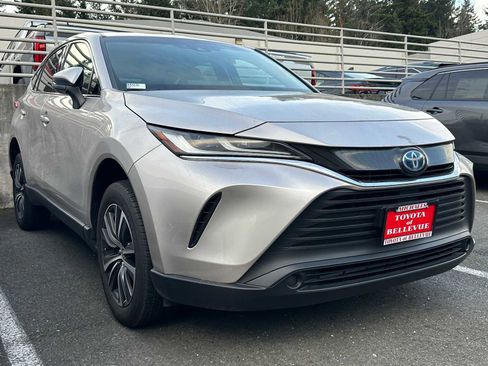 Used 2024 Toyota Venza LE image 3