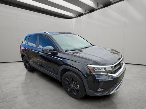 Used 2023 Volkswagen Taos SE w/ Panoramic Sunroof Package FWD image 11