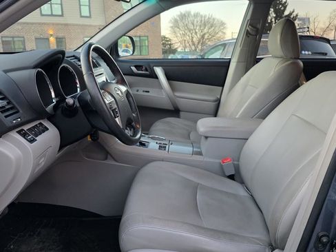 Used 2012 Toyota Highlander SE w/ Tow Pkg image 9