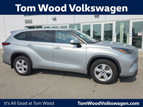 Used 2021 Toyota Highlander LE AWD/4WD image 1