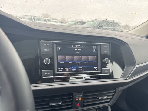 Used 2022 Volkswagen Jetta SE w/ Panoramic Sunroof Package image 13