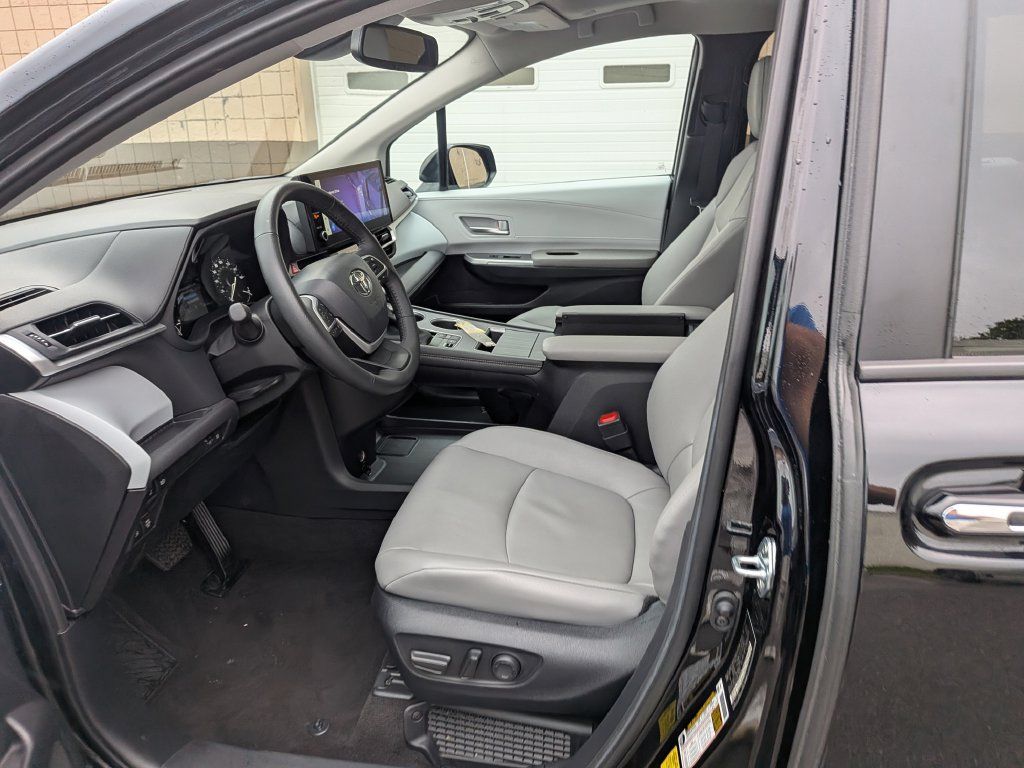 Used 2026 Toyota Sienna XLE FWD image 11