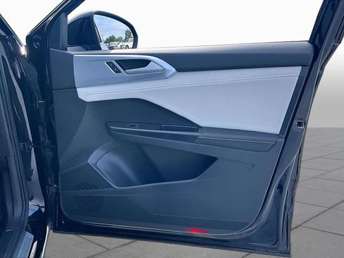 Used 2025 Volkswagen Taos SE w/ Panoramic Sunroof Package FWD image 22