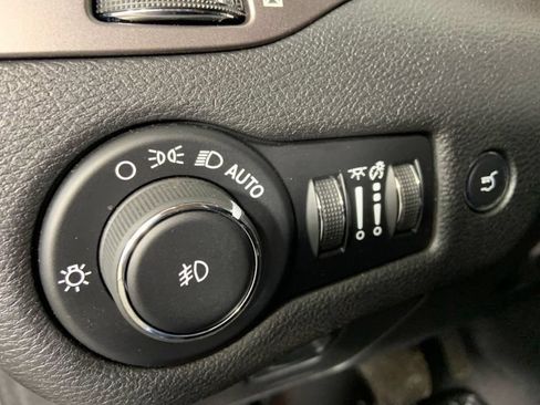 Used 2019 Jeep Cherokee Latitude Plus w/ Comfort/Convenience Group AWD/4WD image 29
