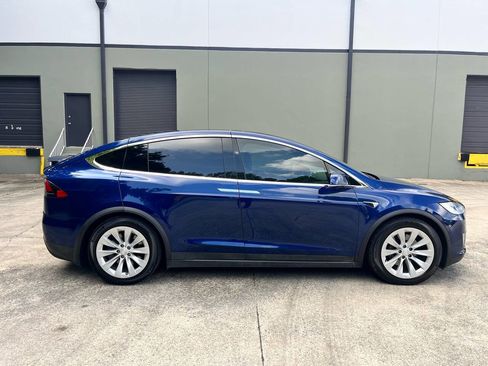 Used 2018 Tesla Model X 75D image 3