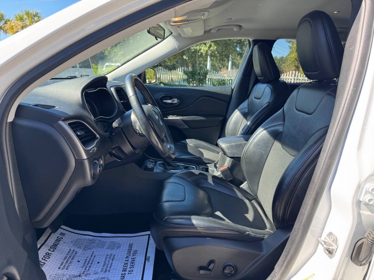 Used 2019 Jeep Cherokee Latitude Plus w/ Cold Weather Group AWD/4WD image 10