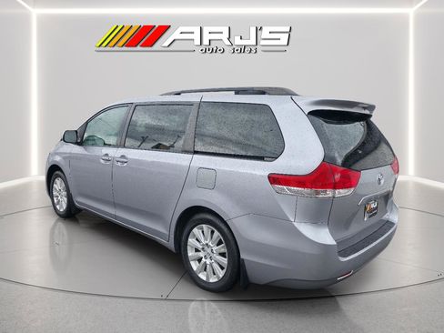 Used 2013 Toyota Sienna LE w/ Towing Pkg image 3