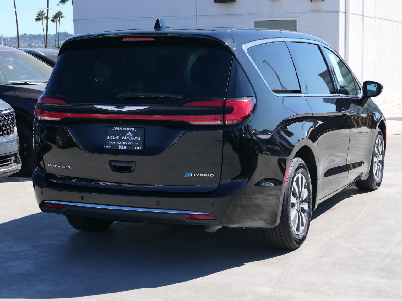 Used 2024 Chrysler Pacifica Limited FWD image 3