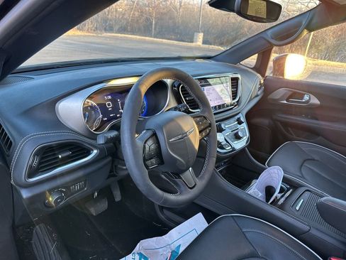 Used 2024 Chrysler Pacifica Limited w/ Uconnect Theater Family Group image 11