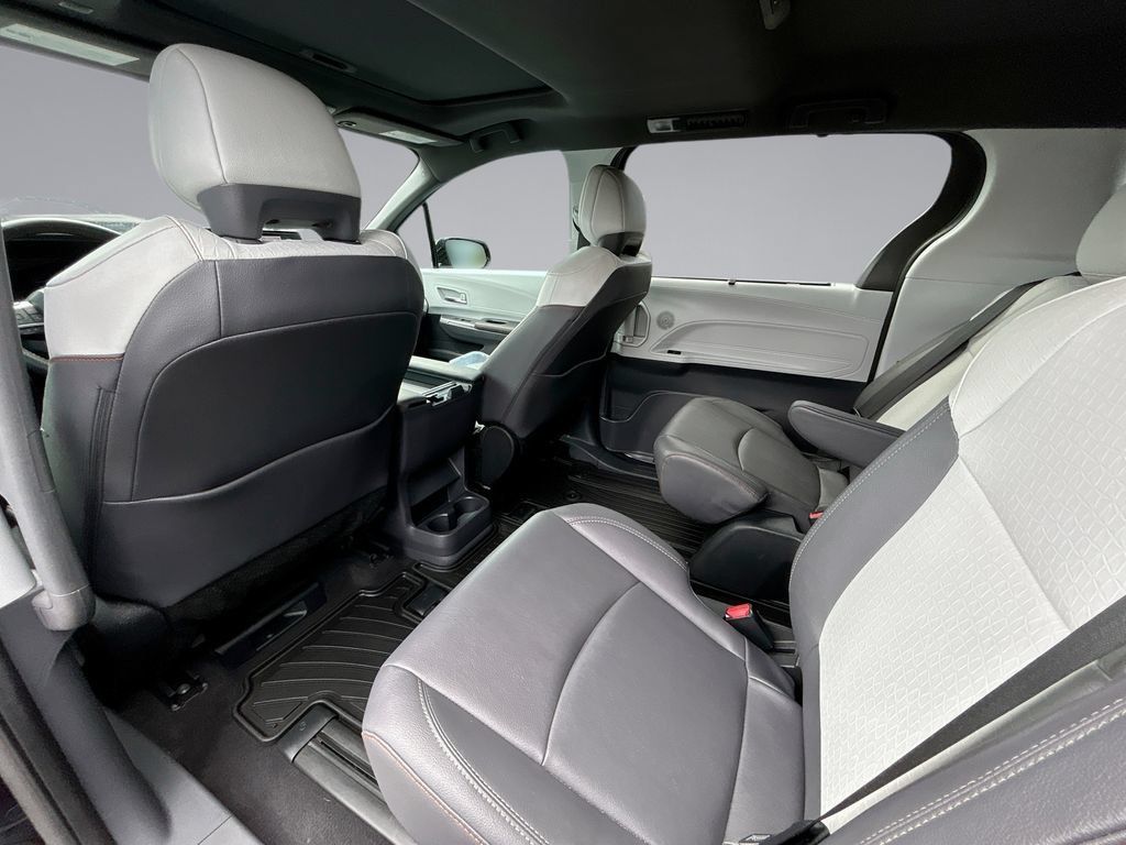 Used 2024 Toyota Sienna XSE FWD image 30