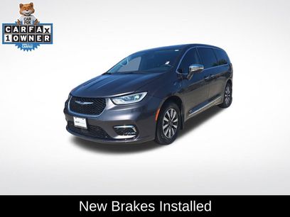 Used 2022 Chrysler Pacifica Limited w/ Uconnect Theater Family Group
