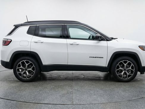 Used 2025 Jeep Compass Limited image 11