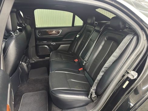 Used 2017 Lincoln Continental Select image 12