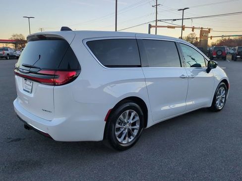 New 2026 Chrysler Pacifica Limited w/ Uconnect Theater Family Group image 4
