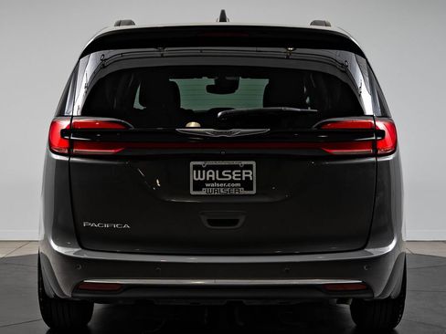 Used 2022 Chrysler Pacifica Touring-L FWD image 7