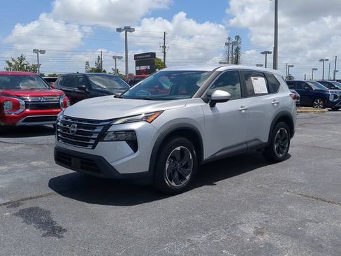 Used 2024 Nissan Rogue SV FWD image 2