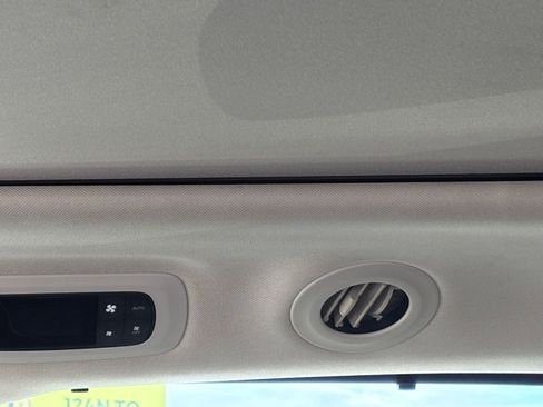 Used 2023 Chrysler Pacifica Limited image 28