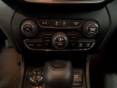 Used 2022 Jeep Cherokee Trailhawk w/ Sound & Nav Group AWD/4WD image 21