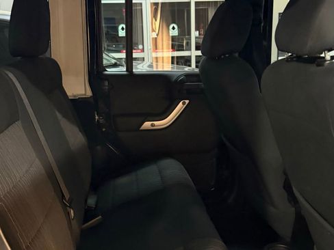 Used 2012 Jeep Wrangler Unlimited Sahara AWD/4WD image 18