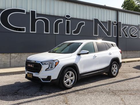 Used 2024 GMC Terrain SLE FWD image 1