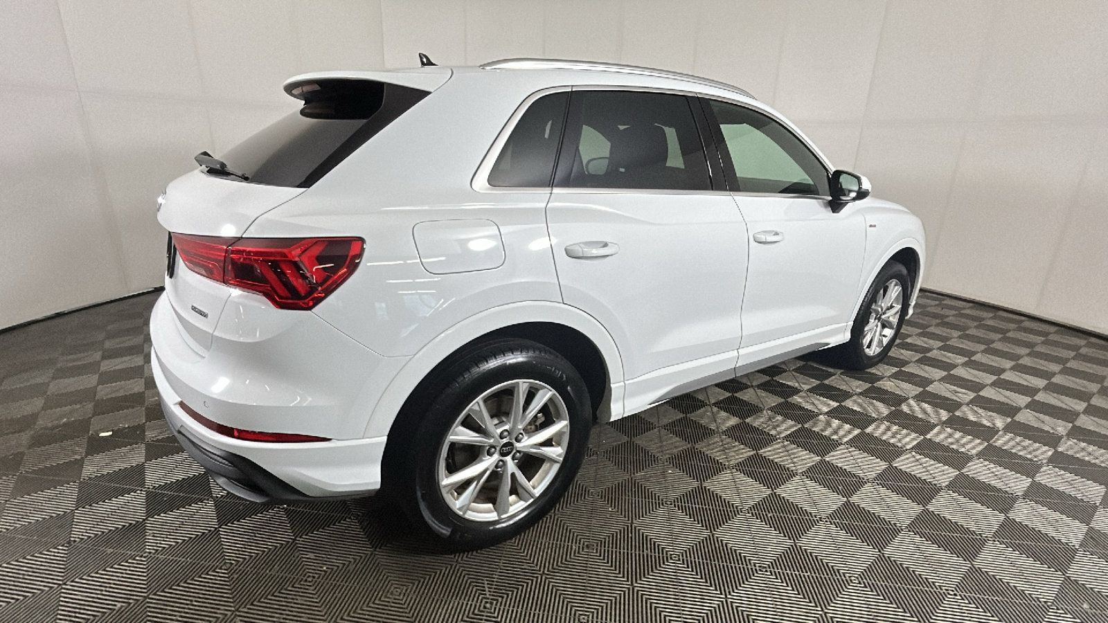 Used 2025 Audi Q3 2.0T Premium AWD/4WD image 2
