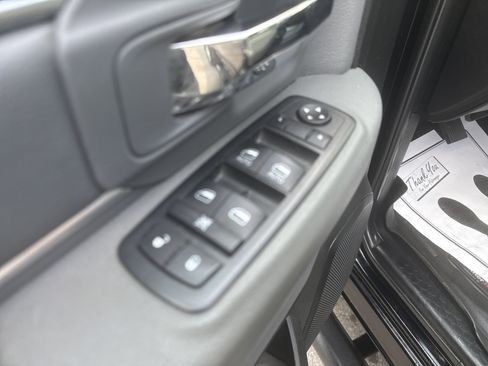 Used 2020 RAM 1500 Classic SLT AWD/4WD image 13