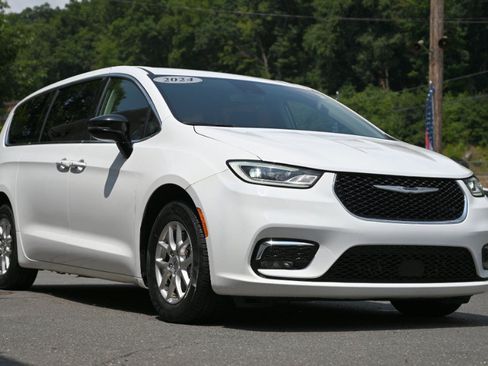 Used 2024 Chrysler Pacifica Touring-L FWD image 7