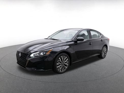 Used 2025 Nissan Altima 2.5 SV FWD image 2