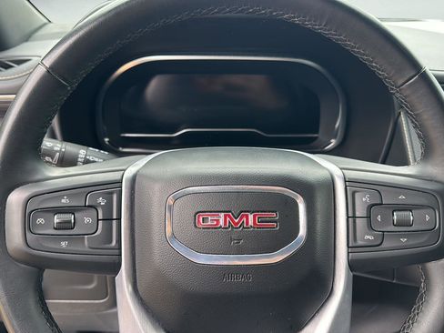 Used 2024 GMC Yukon XL SLT AWD/4WD image 11