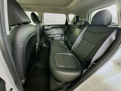 Used 2016 Kia Soul ! w/ Premium Package image 28