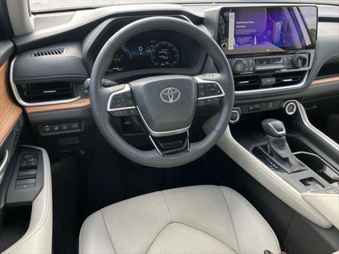 Certified 2025 Toyota Grand Highlander AWD Hybrid image 17