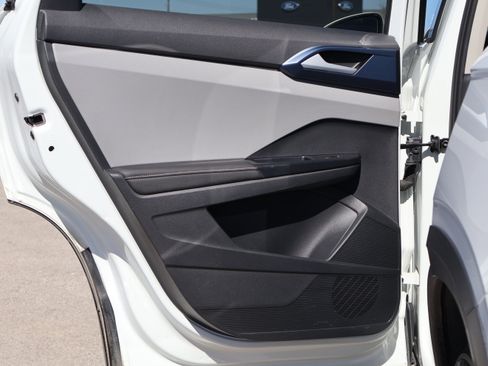 Used 2024 Volkswagen Taos SE image 28