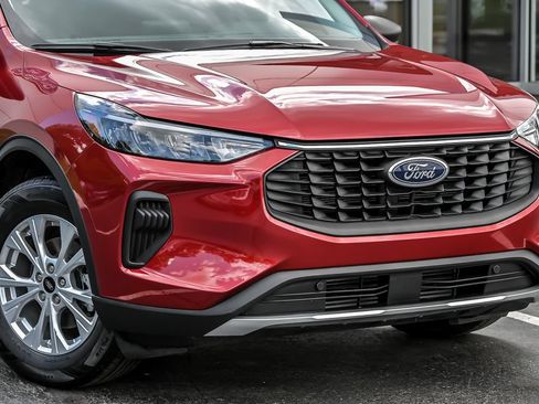 Certified 2023 Ford Escape Active AWD/4WD image 2