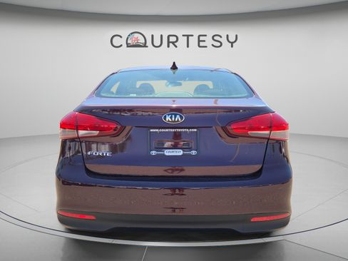 Used 2017 Kia Forte LX FWD image 4