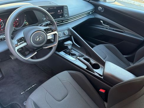 Used 2023 Hyundai Elantra SE image 11