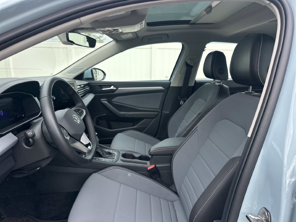 Used 2025 Volkswagen Jetta SE w/ Sunroof Package FWD image 15