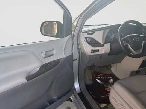 Used 2015 Toyota Sienna XLE Premium w/ Four Season Floor Mat Package FWD image 11