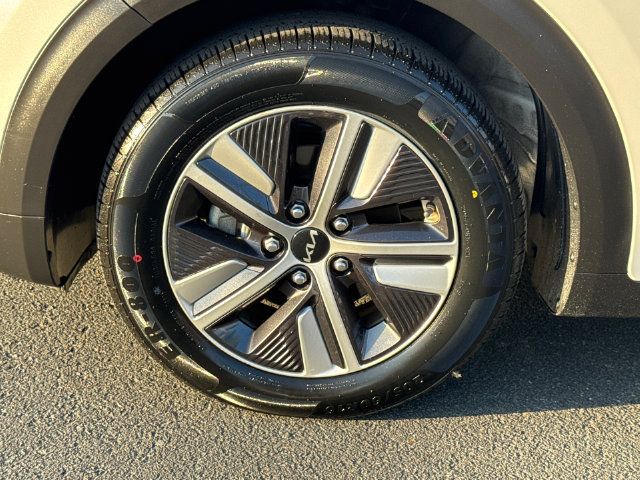 Used 2022 Kia Niro LXS w/ Digital Cluster Package FWD image 6