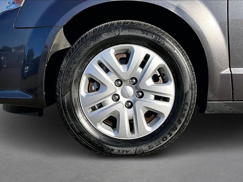 Used 2018 Dodge Grand Caravan SE w/ UConnect Hands-Free Group image 8